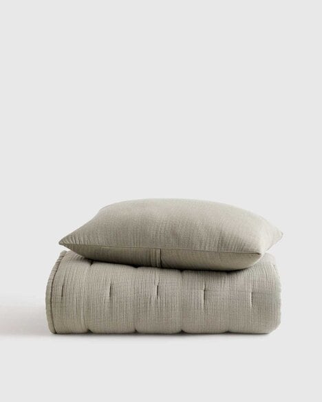 Elevated Holiday Gift Edits - Quince Curates a Collection of Timeless Holiday Gifts (TrendHunter.com)