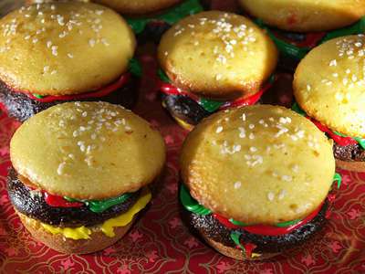 cupcakes cheeseburger crazy cakes burger hamburger dessert bake desserts flickr cake them july 2009 into nostalgia bizarre fun cupcake via