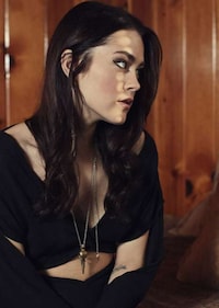 Gothic Belly-Baring Fashion Image 2