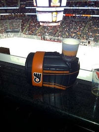 Hockey-Loving Cup Holders Image 2