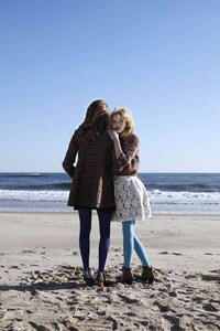 60s-Inspired Fashion Image 7