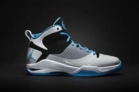 Flying Lightweight Kicks Image 4