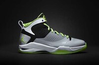 Flying Lightweight Kicks Image 5