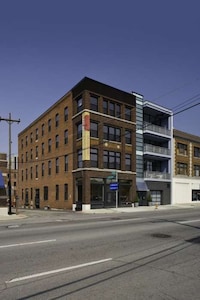 Contrasting Architectural Facades Image 5