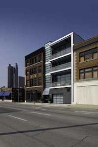 Contrasting Architectural Facades Image 7