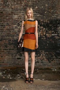 Swirling Sunset-Hued Fashion Image 2