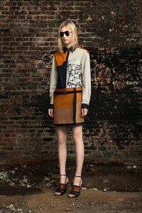 Swirling Sunset-Hued Fashion Image 3