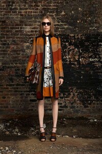 Swirling Sunset-Hued Fashion Image 4
