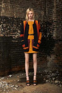 Swirling Sunset-Hued Fashion Image 7