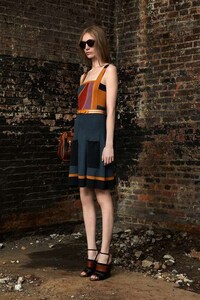 Swirling Sunset-Hued Fashion Image 8
