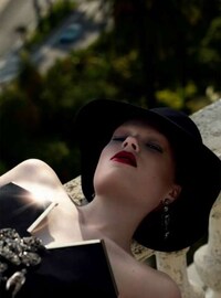 Sultry Femme Fatales Spreads Image 3
