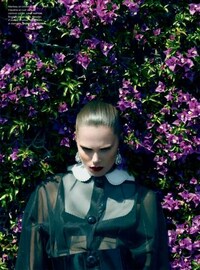 Sultry Femme Fatales Spreads Image 7
