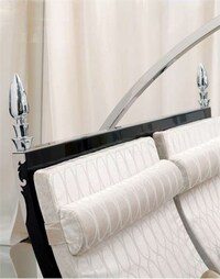 High-Tech Multimedia Loungers Image 6