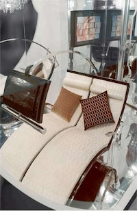 High-Tech Multimedia Loungers Image 7