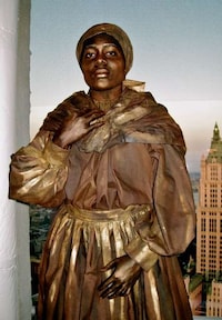 Living Art Installations Image 8