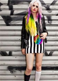 Grungy Pop Star Fashion Image 6