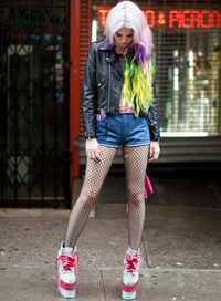 Grungy Pop Star Fashion Image 7