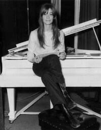 Chic Androgynous Ensembles Image 3