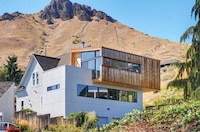 Boxy 1900s Architecture Image 3