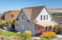 Boxy 1900s Architecture Image 6