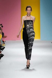 Tourism-Inspired Fashion Image 3