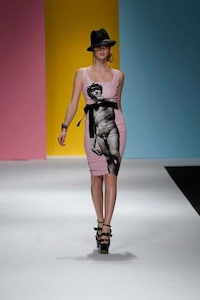 Tourism-Inspired Fashion Image 5