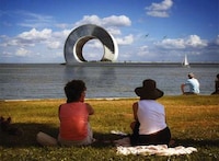 Wave-Inspired Wharfs Image 4