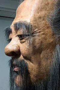 Wise Giant-Sized Sculptures Image 3