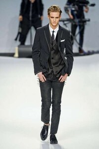 Bedazzling Buttoned Menswear Image 8