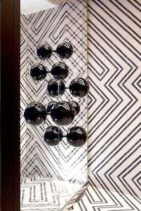 Graphic Parisian Lodging  Image 5