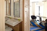 Graphic Parisian Lodging  Image 7