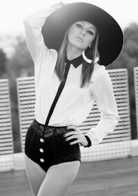Monochromatic Mexican Fashion Image 8