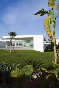 Minimalist Mediterranean Mansions Image 2