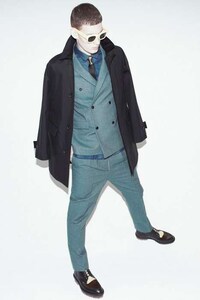Manly Skirt-Suit Lookbooks Image 5