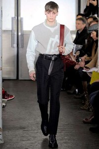 Androgynous Eye-Shadowed Catwalks Image 2