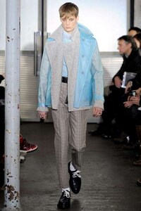 Androgynous Eye-Shadowed Catwalks Image 8