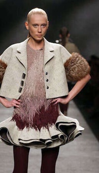 Italian Fashion With Aloof Romanticism Image 3