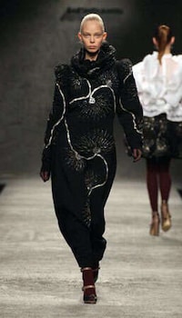 Italian Fashion With Aloof Romanticism Image 4