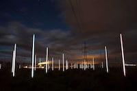 Magnetic Field Powers 1,301 Fluorescent Lights Image 5