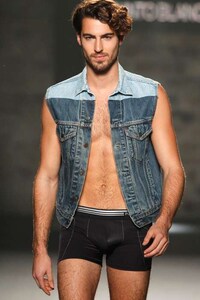 Skivvie-Showing Catwalks Image 2
