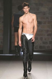 Skivvie-Showing Catwalks Image 3