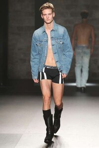 Skivvie-Showing Catwalks Image 4