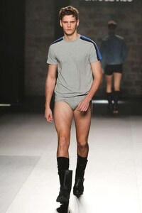 Skivvie-Showing Catwalks Image 5