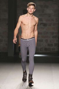 Skivvie-Showing Catwalks Image 6