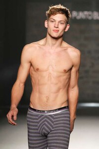 Skivvie-Showing Catwalks Image 7
