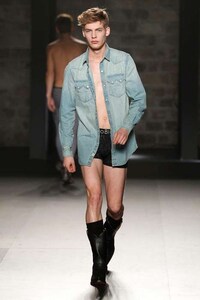 Skivvie-Showing Catwalks Image 8