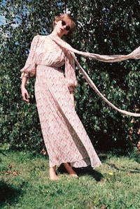 Dainty Retro Fashion Image 6