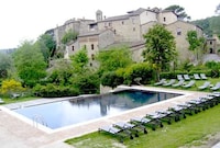 Curvaceously Luxe Pools Image 2