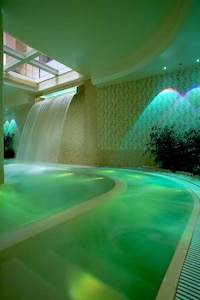 Curvaceously Luxe Pools Image 8