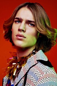 70s-Inspired Accessory Editorials Image 2